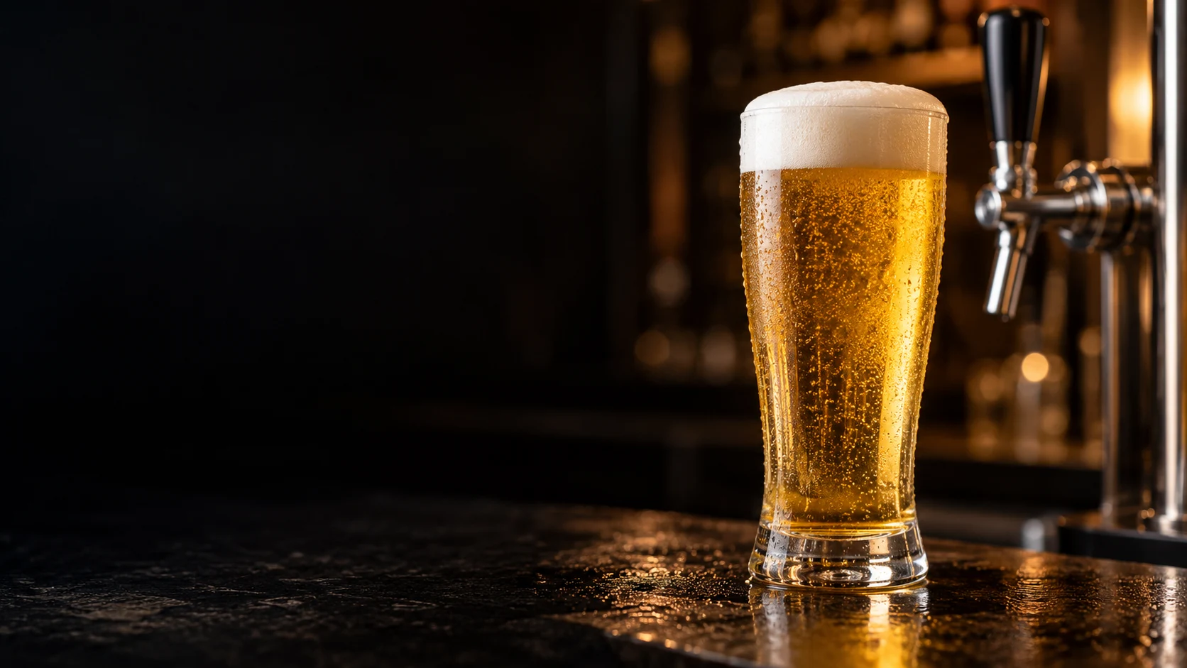Copo de chopp dourado com espuma cremosa